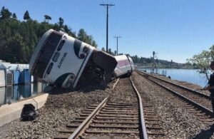Usa, treno deraglia vicino Tacoma: diversi passeggeri feriti medicati sul posto