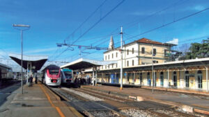 Castelfranco Veneto, porta valige sul vagone e treno parte: lascia i figli in banchina