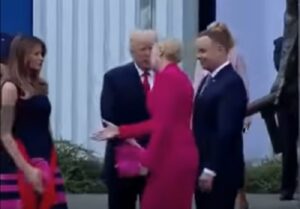 Trump allunga la mano ma...la first lady polacca la stringe prima a Melania