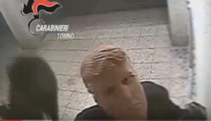  Due fratelli assaltavano bancomat mascherati da Trump, arrestati a Torino