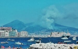 Vesuvio, grosso incendio sulla strada che va al cratere: canadair e turisti in fuga VIDEO