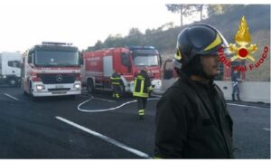 Roma, tir prende fuoco sull'A1 dopo incidente: 4 chilometri di coda