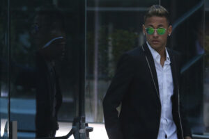 Barcellona chiede a Neymar più di nove milioni di euro per violazione contratto