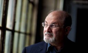 Salman Rushdie, lo scrittore chiude il profilo Twitter: "Troppi maleducati"