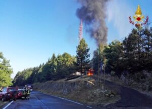 YOUTUBE Monte Terminillo, incendio al camping a Pian de Rosce. Esplosioni. Chiusa Salaria 4 bis