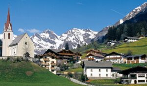 Racines (Bolzano), donna precipita in montagna: volo di 200 metri e muore