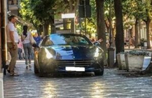 Albenga (Genova), Antonio Orsero in Ferrari sul marciapiede per fare shopping FOTO