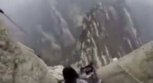 YOUTUBE Cina, monte Huashan: il sentiero di montagna più pericoloso al mondo