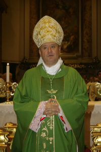 Antonio Di Donna, vescovo di Acerra: "Incendiari peggio dell'Isis" 