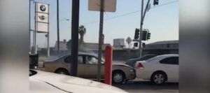 YOUTUBE Los Angeles, impazzisce e distrugge 5 auto: era in coda da ore