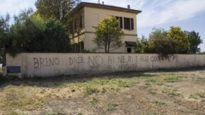 Breno (Piacenza), scritte razziste contro l'arrivo dei migranti minorenni FOTO