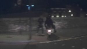 Londra: rubano cellulare con lo scooter, dashcam tassista riprende tutto VIDEO