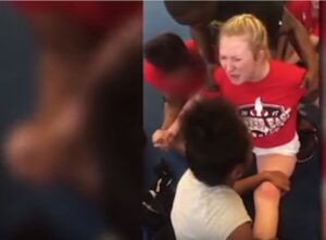 Cheerleader costretta a fare la spaccata urla dal dolore: insegnate licenziato
