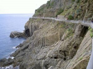 Cinque Terre, turista aggredita sul sentiero azzurro: "Mi ha strappato maglietta e poi..."