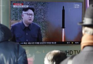 Corea del Nord, prove di guerra sul confine. Seul risponde al missile: sganciate otto bombe