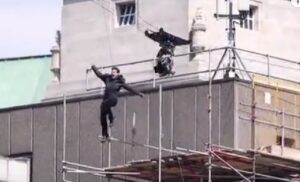 YOUTUBE Tom Cruise, incidente sul set: il salto in Mission Impossible finisce male