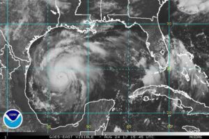 Usa, allarme in Texas per l'uragano Harvey. Evacauate città e piattaforme petrolifere