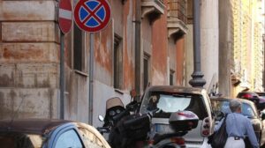 Biella, sindaco Marco Cavicchioli pubblica le foto delle auto in sosta vietata: Lega Nord protesta