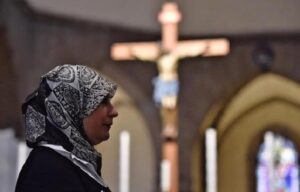 Servizi sociali: la storia della bambina cristiana ai musulmani insegna che sono pericolosi