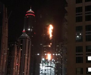 Dubai, incendio al Marina Torch: grattacielo avvolto dalle fiamme VIDEO