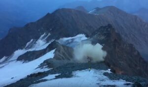 Elicottero del soccorso alpino contro montagna per colpa del vento