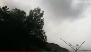 Norvegia, riprende un temporale sul terrazzo: un fulmine....