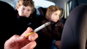 Sigaretta in macchina con figlio dodicenne: multa 110 euro. Vietato fumare con minori in auto