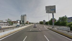 Milano, incidente sul cavalcavia Ghisallo: uomo in scooter colpito da una ruota. E' grave