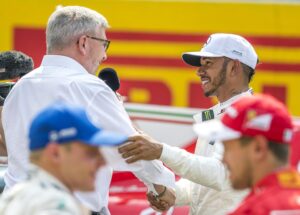 Lewis Hamilton riceve i complimenti da Corinna Schumacher per il record delle pole e si commuove