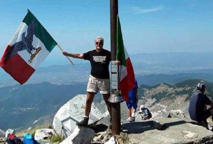Manfredo Bianchi, il professore di Massa e la FOTO con la bandiera della Rsi sul Monte Sagro