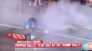 Phoenix, manifestante anti Trump, polizia gli spara...proprio lì nelle parti basse