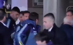Leo Messi, security allontana bambino che vuole selfie. Il numero 10 del Barcellona lo richiama 