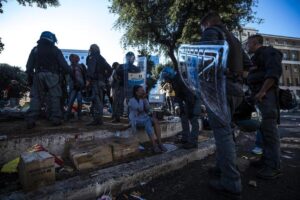 Migranti sgomberati a Roma, le mille domande senza risposta a una giunta Raggi muta. Feltri su La Stampa