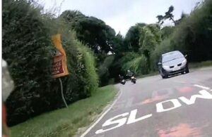 Motociclista accelera su rettilineo e scivola davanti furgone VIDEO choc