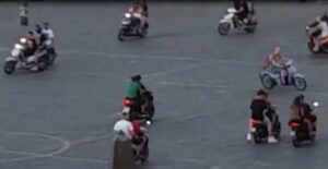 Napoli, motorini in piazza e niente casco: la sfida alle forze dell'ordine VIDEO