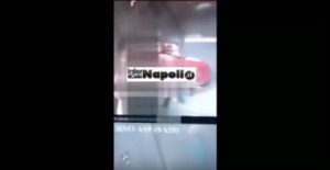 Rapporto orale nell'ascensore della metro di Napoli 