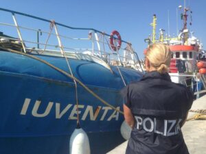 Migranti, sequestrata nave di una Ong: "Rapporti con trafficanti di uomini"