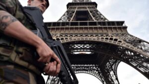Francia, auto piomba su un gruppo di militari alla periferia di Parigi