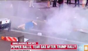 Trump a Phoenix: "Su Charlottesville media disonesti". Proiettili di gomma e lacrimogeni sui manifestanti