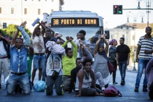 Virginia Raggi e i migranti "choosy" di Roma: Vogliamo le foto, Su 450 occupanti, solo 50 hanno accettato