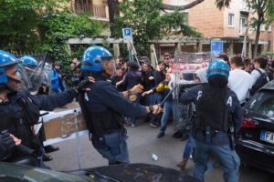 Bologna, sgombero centro sociale Làbas: attivisti protestano, polizia manganella