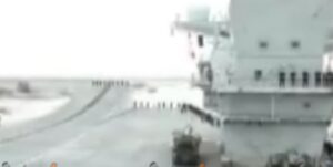 HMS Queen Elizabeth, portaerei più grande Regno Unito entra nel porto. VIDEO timelapse