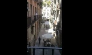 Attentato Barcellona, polizia cerca complici sulla Rambla con i mitra in mano