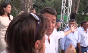 Renzi scappa dai giornalisti: "Ho parlato un'ora e mezza". Poi lancia microfono giornalista VIDEO