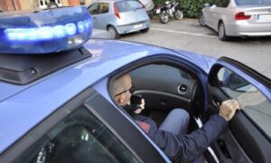 Rimini, testata e calcio all'inguine a poliziotto: arrestata una 32enne