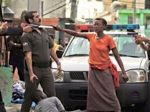 Santo Domingo: afroamericana punta machete alla gola di poliziotto. Virale sui social, ma è un film