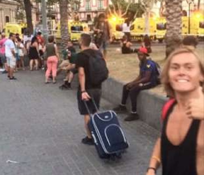 Barcellona. Giuseppe Sapio, selfie sorridente con le ambulanze dietro: critiche in Rete VIDEO-FOTO