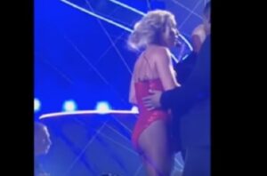 YOUTUBE Britney Spears, paura durante concerto: uomo sul palco, spunta la pistola