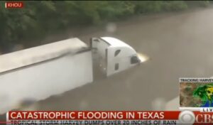  Uragano Harvey, giornalista tv salva il camionista intrappolato