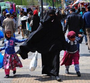 Londra: bambina cristiana affidata a famiglia musulmana, le tolgono la collanina col crocefisso